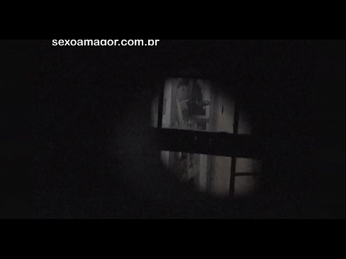 ❤️ Blondinko na skrivaj snema voajer iz soseske, skrit za votlimi opekami ️❌ Fuck video pri nas