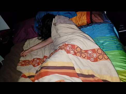❤️ Stepson berači svojo mlado mačeho, medtem ko ona spi. ️❌ Fuck video pri nas