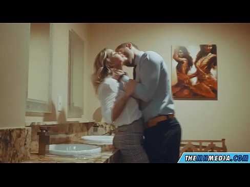 ❤️ Ko vas prsata blondinka zapelje na javnem stranišču ️❌ Fuck video pri nas